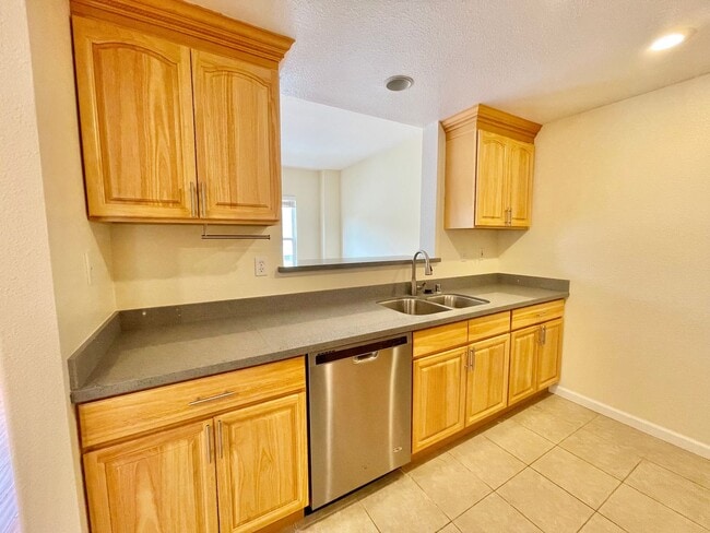 Building Photo - 2BD/2BA Spacious Crocker Amazon Condo, Gat...