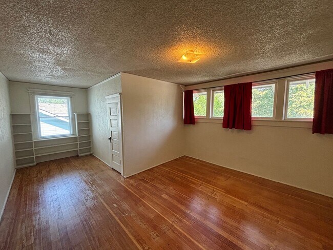 Building Photo - 2301 W Regan Ave