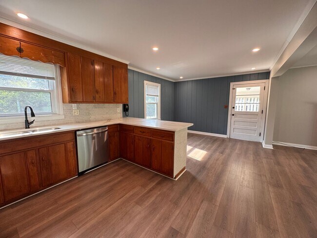 Building Photo - 3BR 1.5BA Brick Ranch in Lexington