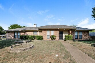 Building Photo - 806 Cherlyne Dr