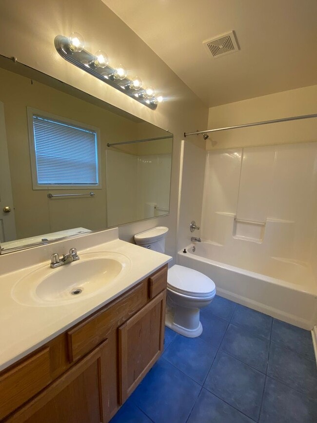 Building Photo - Spacious 3 Bedroom 2.5 Bathroom Home in Randolph Neighborhood