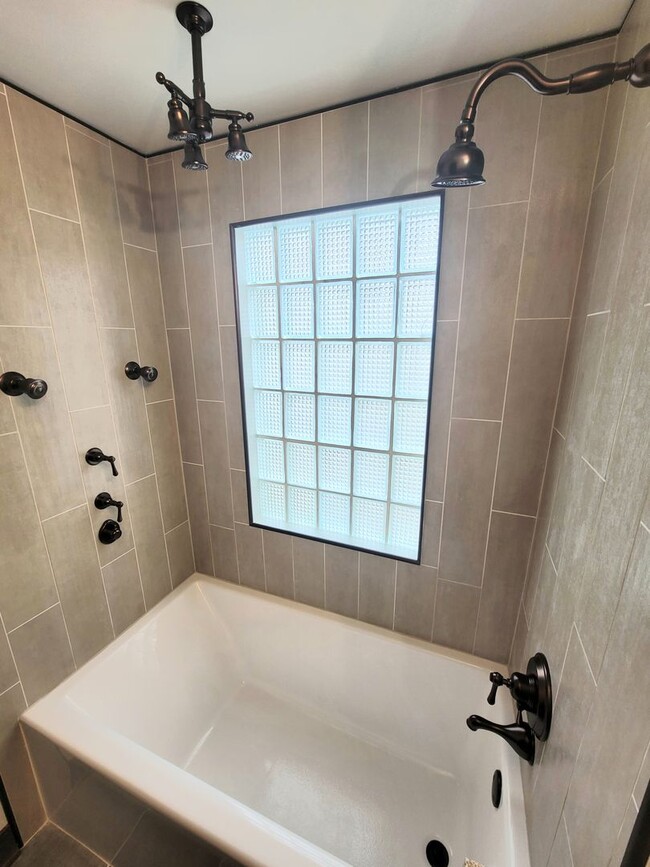 Building Photo - Charming 4 Bedroom on the North Side of Ma...