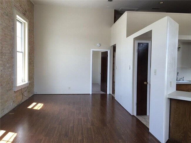 Building Photo - 1009 Main St