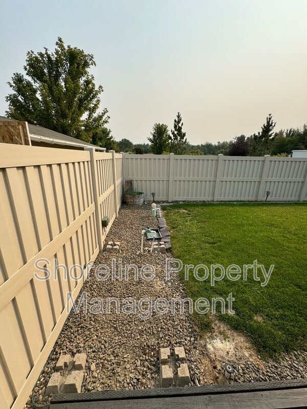 Building Photo - 511 Diamond Lake St