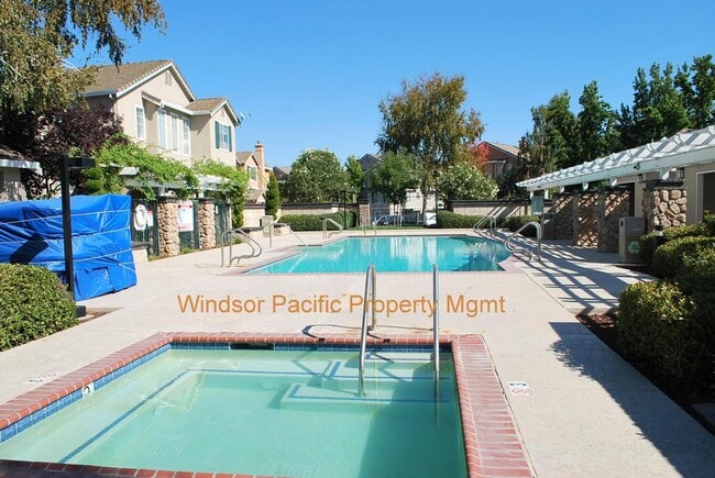 Building Photo - Sharp & Contemporary Townhouse in Beautiful Danville!