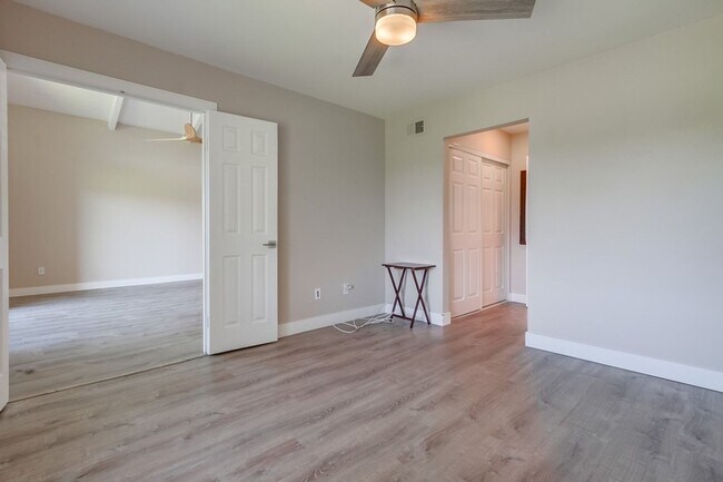 Building Photo - Gorgeous Upper Unit Condo in Fairway Knoll...