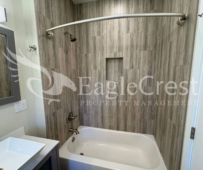 Building Photo - Three Bedroom, Two Bathroom Home in Eastgate **Half Off 2nd Month's Rent**