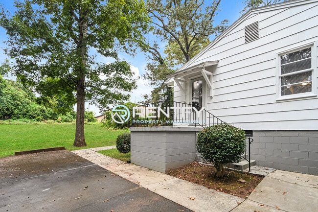 Building Photo - 2731 Bradford St