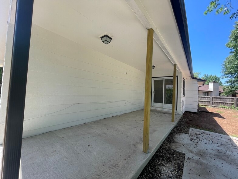 Building Photo - 208 E Valley View St