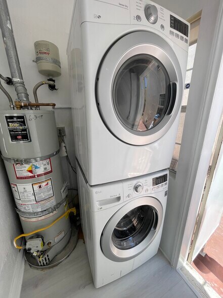 Building Photo - 1602 S Stanley Ave