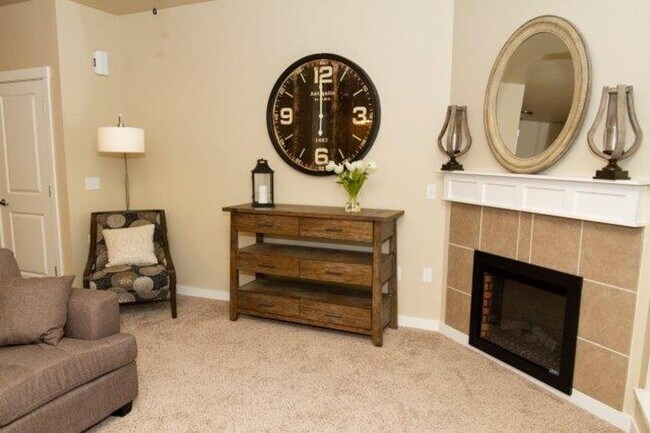Building Photo - Gorgeous 2 Bedroom 1 Bath top floor Privat...