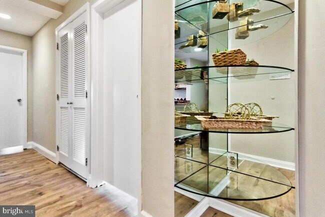 Building Photo - 10320 Westlake Dr