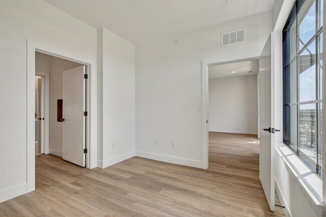 Building Photo - 4315 S Congress Ave
