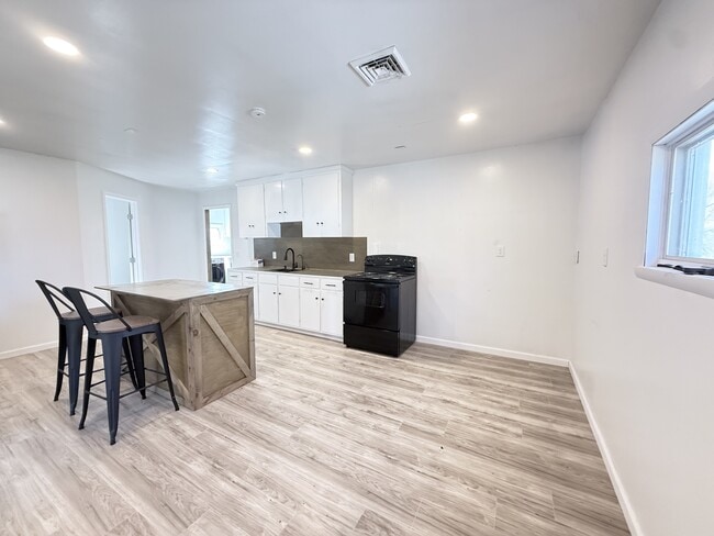 Building Photo - 272 River Rd