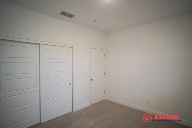 Building Photo - Luxurious 5 bedroom located in Gossamer Grove!