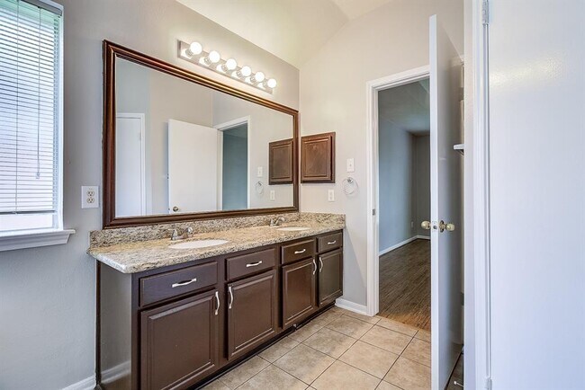 Building Photo - 4826 Linden Pl