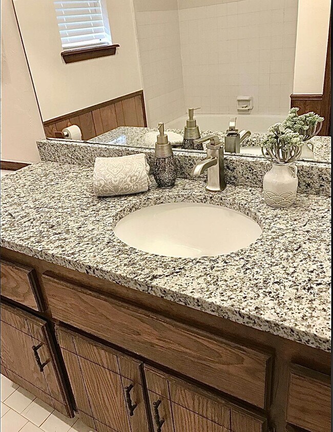 Building Photo - 3 bed, 2 bath Home in Ripple Creek!