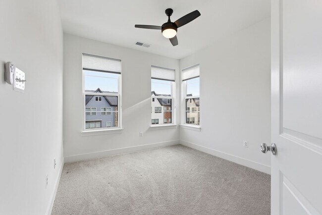 Building Photo - Beautiful 4 BR/4.5 BA EOG Townhome in Laurel!