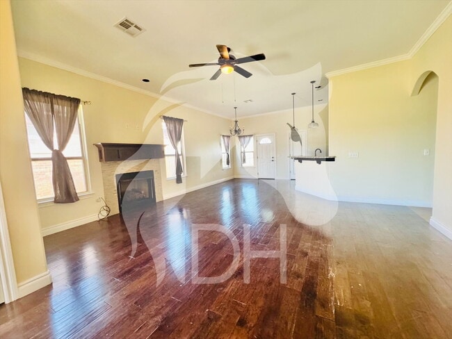 Building Photo - 924 N Creek Dr