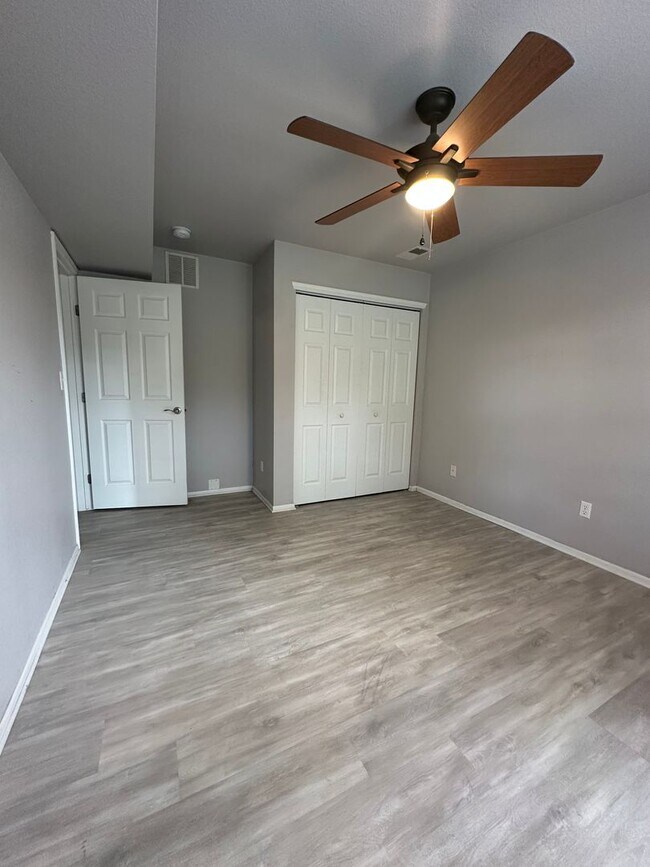 Building Photo - Amazing Ground Level 2 Bedroom!