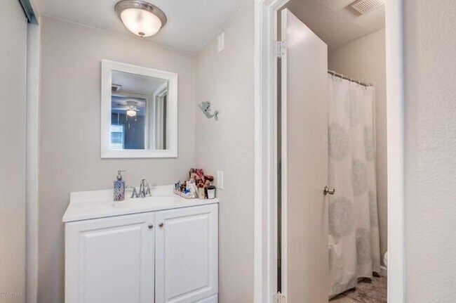 Building Photo - Fourplex 816