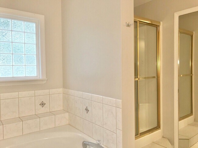 Building Photo - 3203 St James Dr SE