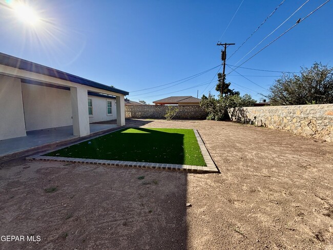 Building Photo - 2633 Dunoon Dr