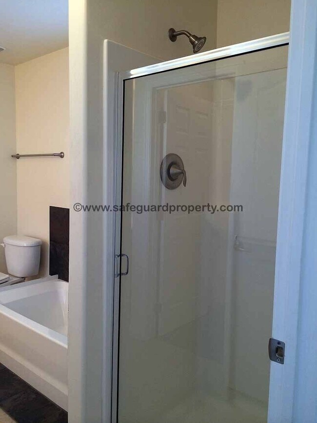 Building Photo - Spacious 3-Bedroom Townhome in Gated Draper Community