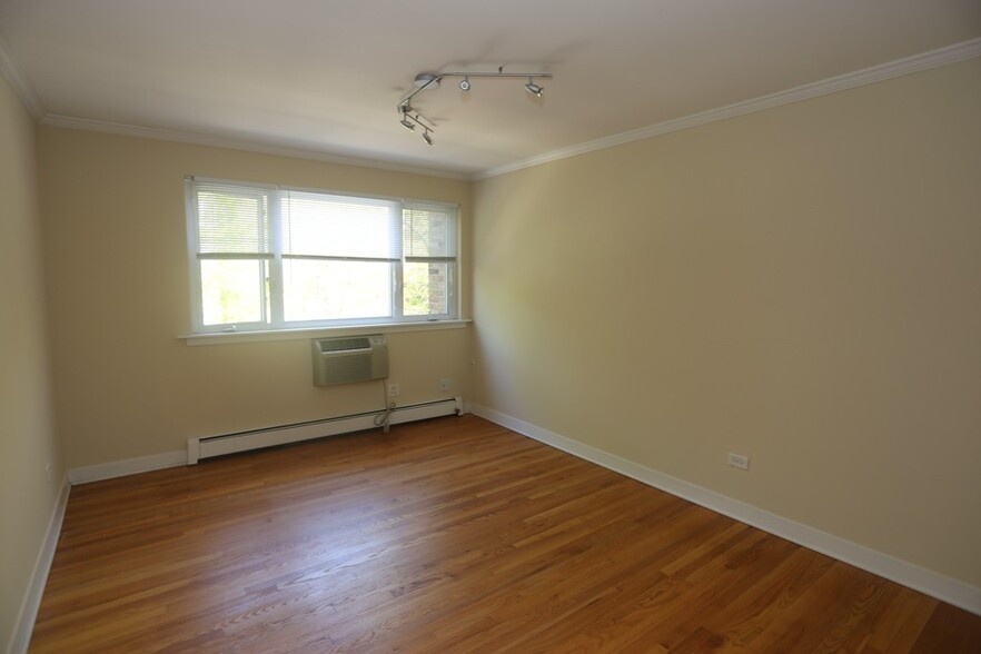 Building Photo - 628 W Wrightwood Ave