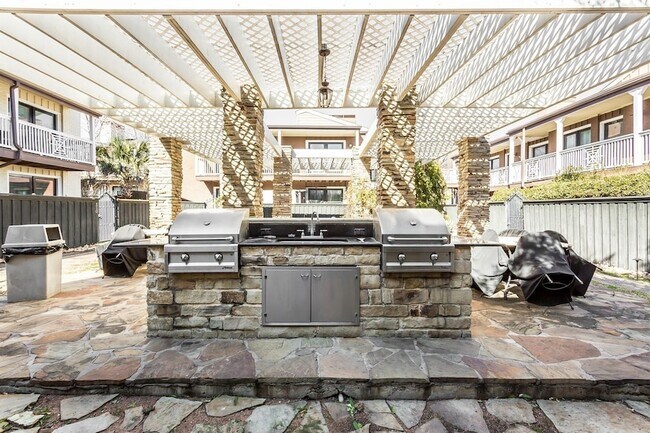 Building Photo - 5934 Sandhurst Ln