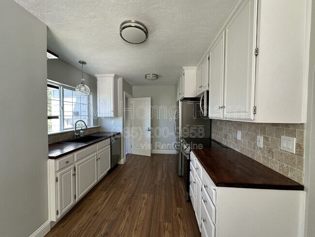 Building Photo - 33 Sylvia Dr