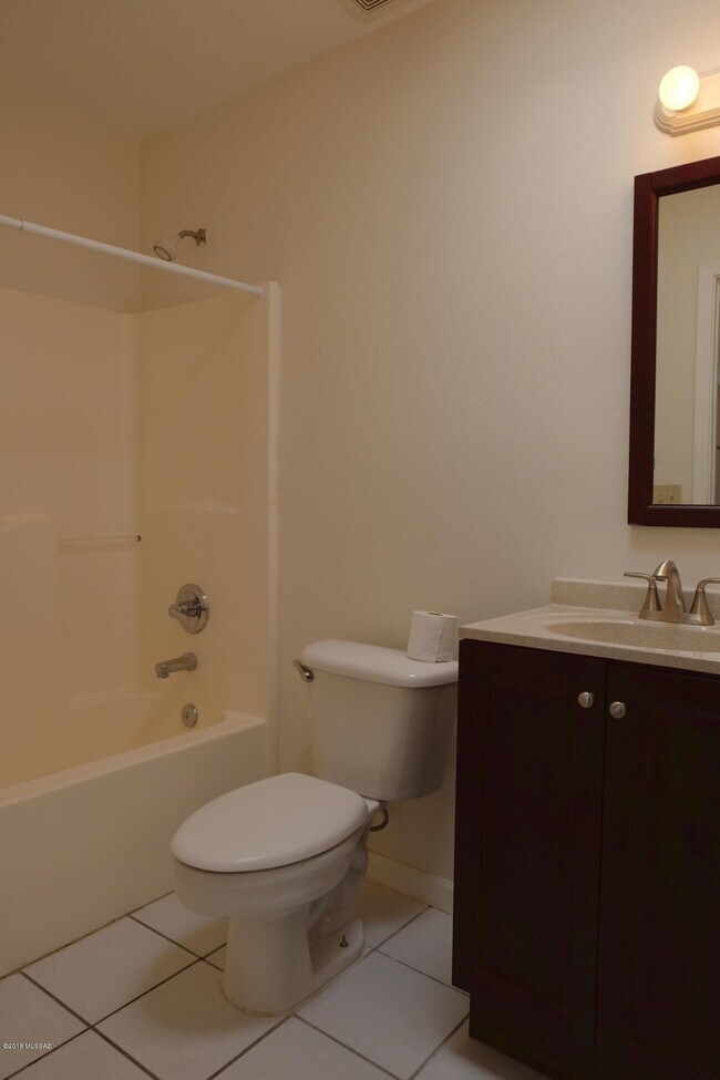 Building Photo - 3144 E Monte Vista Dr