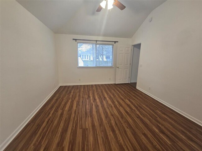 Building Photo - 103 Hummingbird Ct