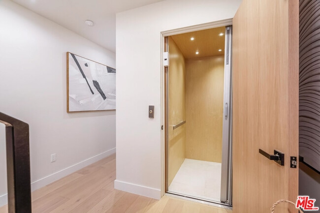 Building Photo - 1859 Barry Ave