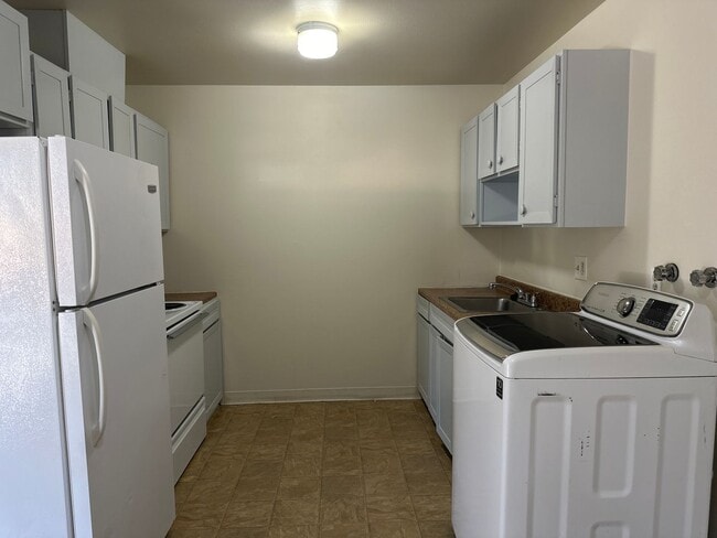 Building Photo - Clean 2 bedroom Duplex Near UNR