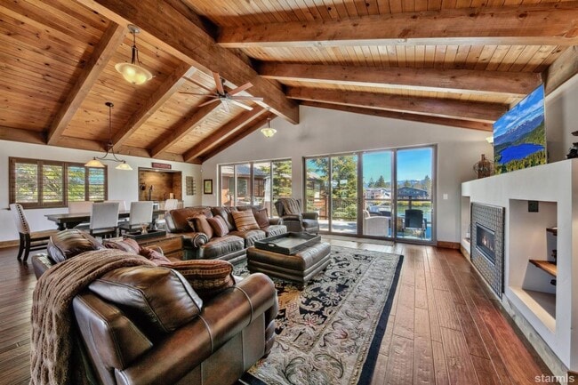 Building Photo - Beautiful pet friendly home with amazing views and private boat dock avail. Now! W/ lots of extra...