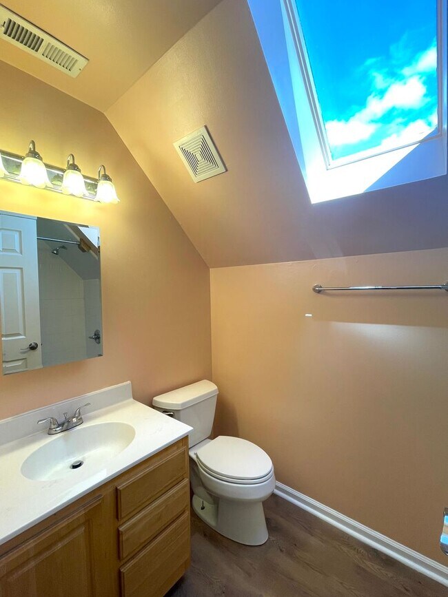 Building Photo - 3 Bed, 2.5 Bath Home For Rent in Fairview