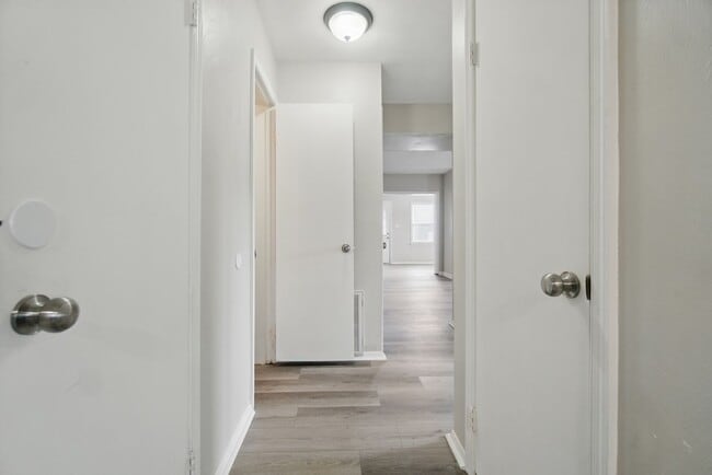 Building Photo - Mangold Real Estate - Conveniently Located...