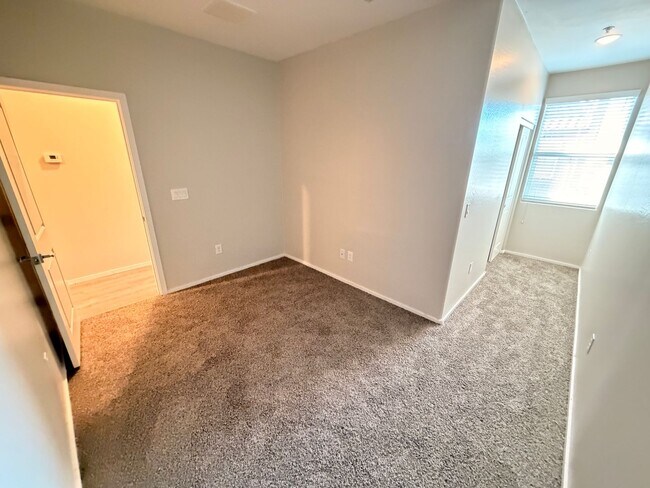 Building Photo - Spacious 3 Bedroom, 2.5 Bath Phoenix Townhome with *New Floors*