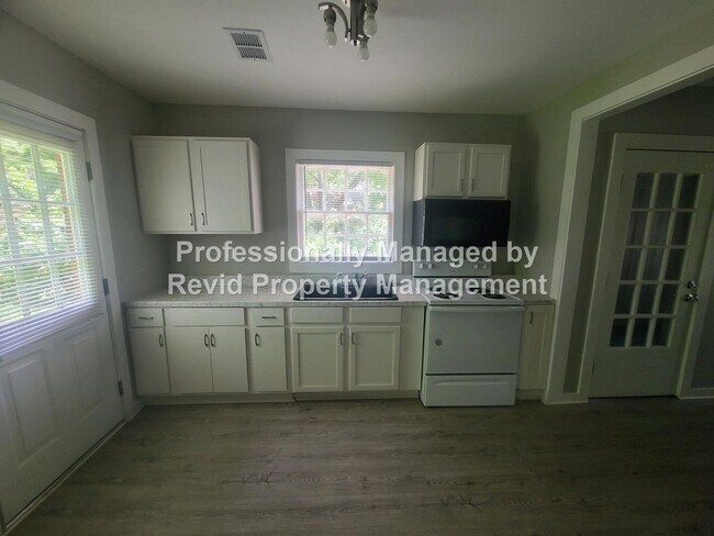 Building Photo - 714 Goodwyn St