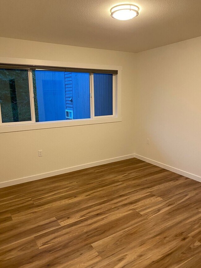 Building Photo - Updated 2bed/1bath Apartment in Prime Redmond Location!