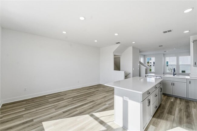 Building Photo - 15058 Grv Lk Dr