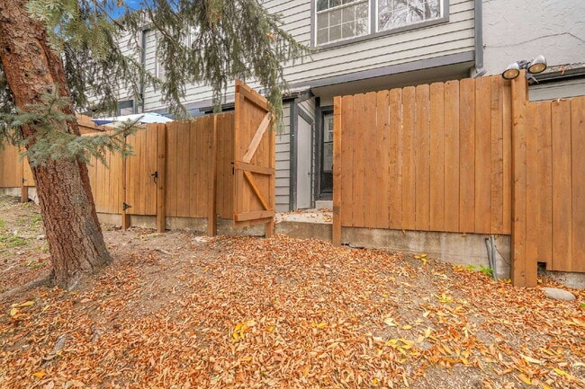 Building Photo - $2,250.00, 2-bed, 2.5 bath, located in Lakewood