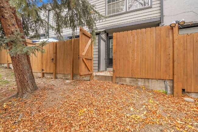 Building Photo - $2,450.00, 2-bed, 2.5 bath, located in Lak...