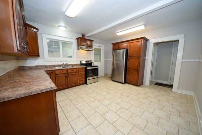 Building Photo - UPDATED BATHS AND KITCHEN WITH SS APPLIANCES near University of Memphis.