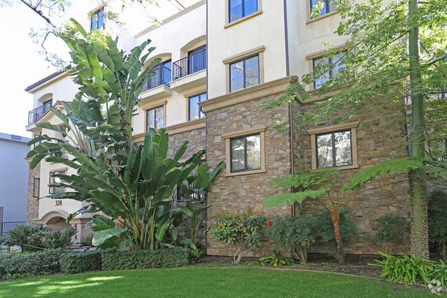 Building Photo - 320-322 N Oakhurst Dr