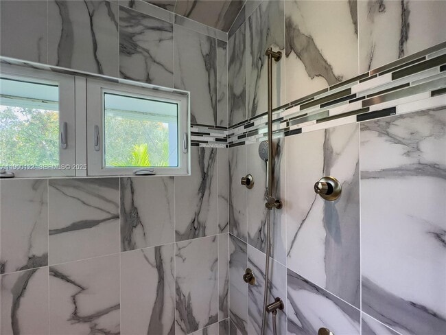 Building Photo - 545 SW Indianola St