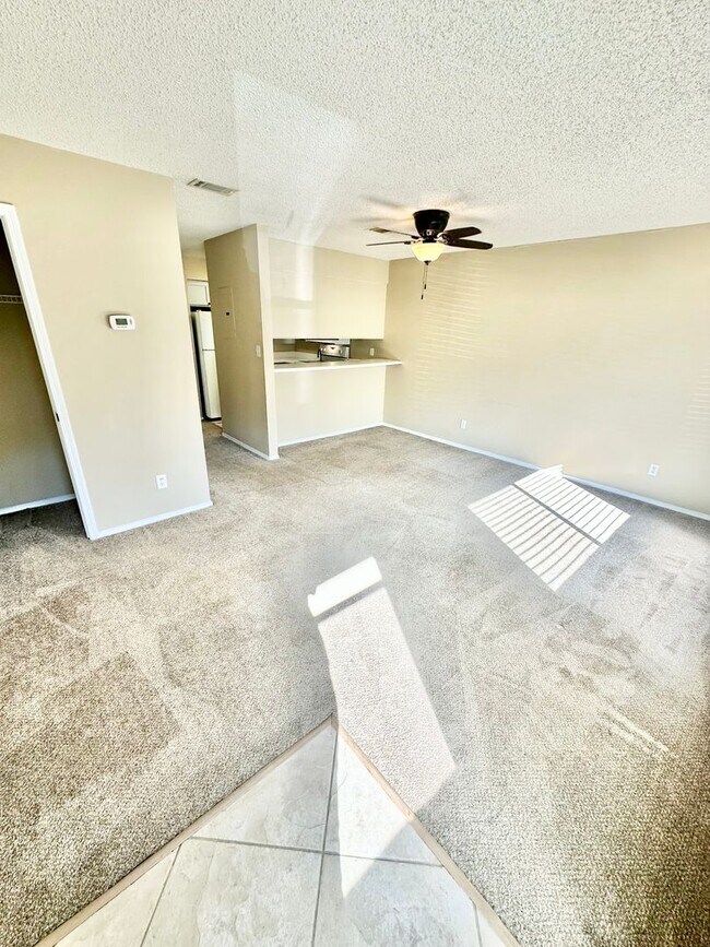 Building Photo - Nice 1 bedroom condo for rent in Miramar Beach w/ a community pool!