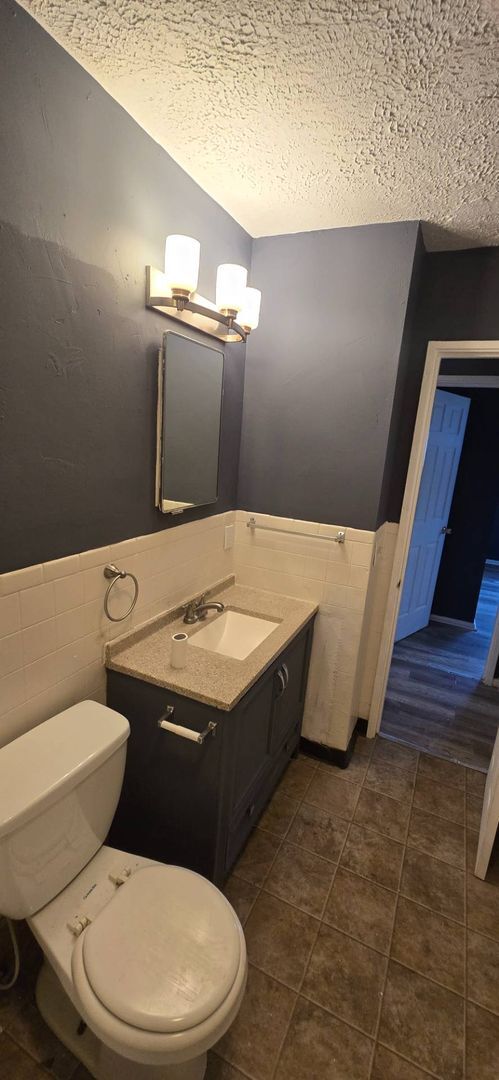 Building Photo - Charming 3-Bedroom Property in Prime Location ( SECTION 8 VOUCHER ACCEPTED )