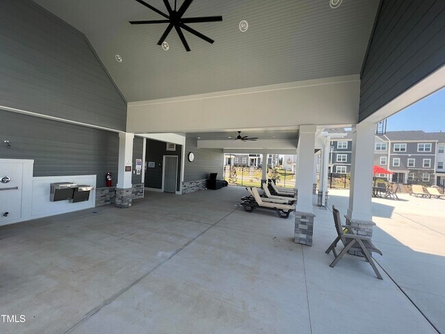 Building Photo - 702 Gimari Dr